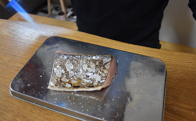 「魚は包み方で味が変わるってホント？」　実験したら【緑の紙】の実力が半端なかった