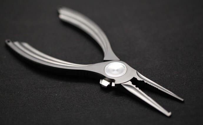 軽さと丈夫さを両立？　＜チタン合金製のフィッシングプライヤー＞発売へ【今週の釣りニュース8選】