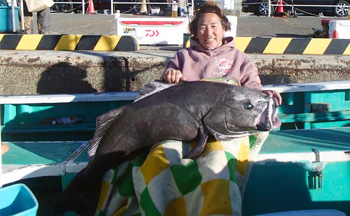 水深900mの超深海戦！」相模湾ベニアコウ釣りで本命＆60kg級