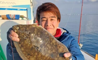 東京湾のマコガレイ釣りで良型浮上！【千葉・林遊船】73cmスズキ乱入の…
