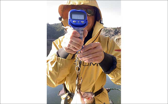 真冬の高山ダムで48.5cmビッグバス手中【京都】ホバスト炸裂で価値ある1尾