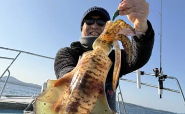 寒波後の伊万里湾ティップランで1.1kg頭に良型アオリイカ手中【佐賀】…
