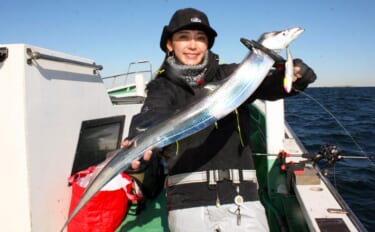 東京湾のテンヤタチウオ釣りで良型交じり4尾キャッチ【鴨下丸】「止め」で…