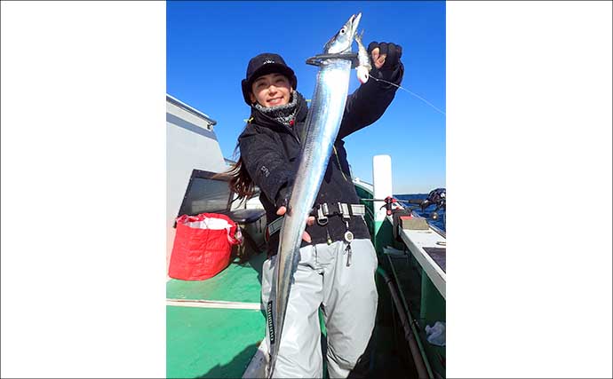 東京湾のテンヤタチウオ釣りで良型交じり4尾キャッチ【鴨下丸】「止め」で食わせた激渋攻略