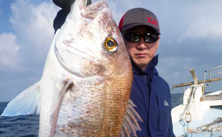 タイラバで4kg筆頭にマダイ数釣りと好気配続く！【沖のルアー釣果速報