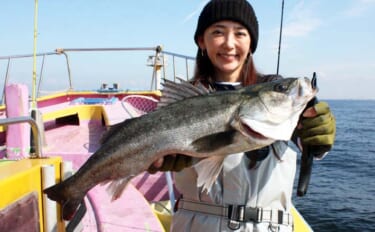 東京湾シーバスジギング船で60cm頭に3尾キャッチ【つり幸】赤金がアタ…