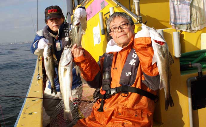 東京湾シーバスジギング船で60cm頭に3尾キャッチ【つり幸】赤金がアタリカラー