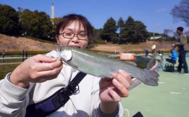 『多摩湖駅前フィッシングエリア』で気軽な電車釣行　日が落ち始めたら蛍光…