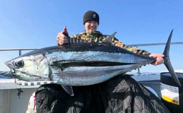トンジギで30.3kgの特大「タネトン（ビンナガ）」浮上！【沖のルアー…