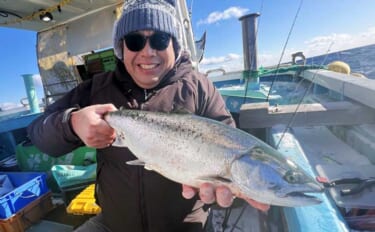 北海道サクラマスジギング釣行で本命連発！ 「コウナゴ」に似せたルアー選…