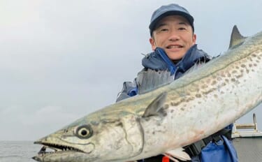 「雨と強風の中でサワラ3kg！」一瞬のボイルを射止めた石鏡沖キャスティ…