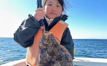 釣りガールが60cmヒラメ手中！ 釣具屋主催の「ヒラメ船釣り体験」に参…