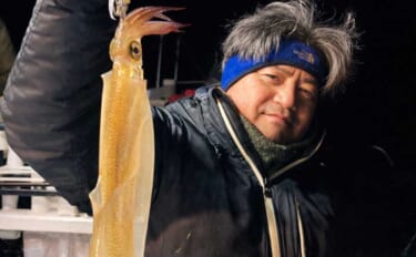 イカメタルでヤリイカで連発！ヒットは胴長30～40cm級の雄ばかり【長…