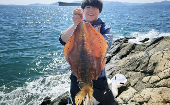 沖磯エギングで2.1kgアオリイカをキャッチ！【秀吉丸・長崎】激流の中でヒット