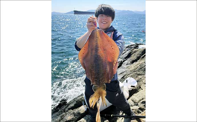 沖磯エギングで2.1kgアオリイカをキャッチ！【秀吉丸・長崎】激流の中でヒット