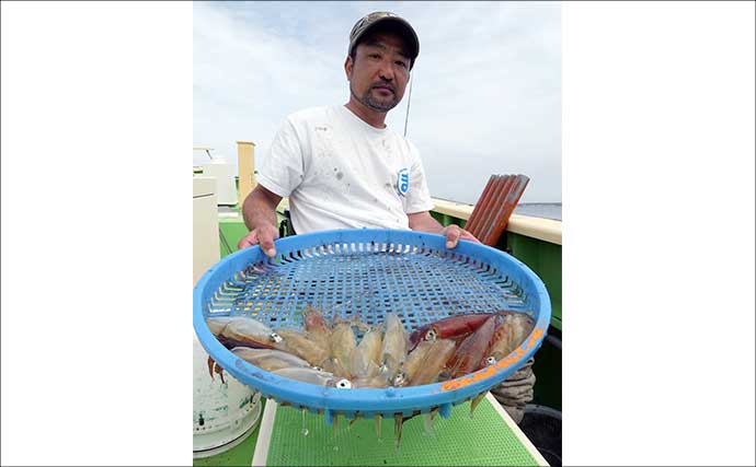 相模湾マルイカ釣りで本命トップ17尾【まごうの丸・神奈川】ムギ・ヤリイカ交じる