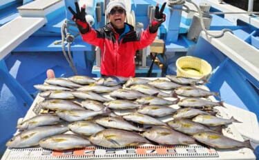 42cm頭に良型イサキ釣る人32匹！大山沖イサキ釣り加速中【船釣り最新…