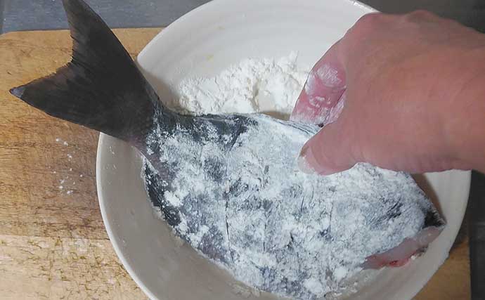 釣魚で作る「本格フレンチ風」レシピ：オナガのムニエル　マヨネーズがポイント