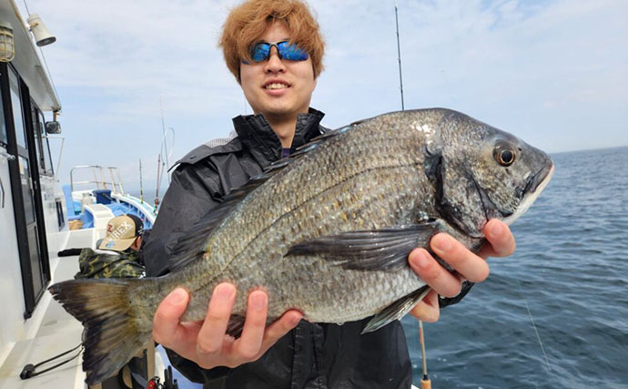 大山沖でイサキ釣りが開幕！30cm超えの良型中心に7匹手中【忠栄丸】