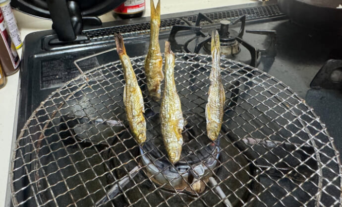 淡水魚トップクラスの味を誇る『ホンモロコ』　逆立ちさせて焼くと美味しいワケとは？