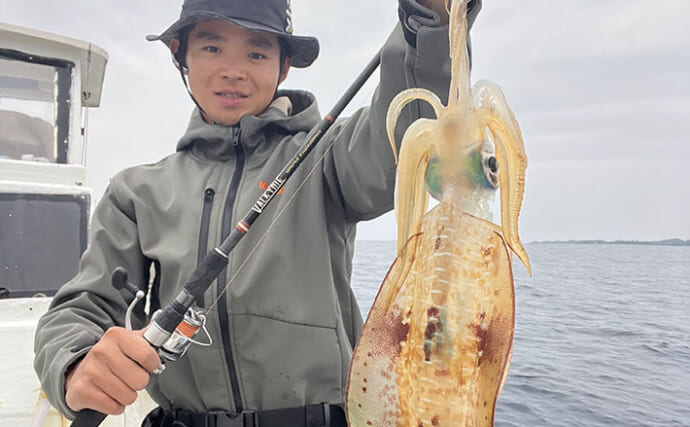 沖縄・伊是名島でのボートゲームでアカハタとアオリイカ連打！ パックロッドで挑戦