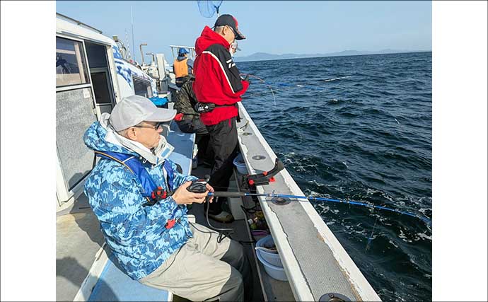 大山沖イサキ釣りで38cm筆頭に本命ポツポツ【石川丸・愛知】置き竿にヒット