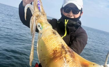 沖のエギングで大型アオリイカが続々ヒット！【オフショアルアー釣果速報7…