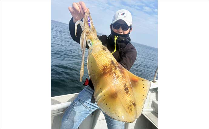 沖のエギングで大型アオリイカが続々ヒット！【オフショアルアー釣果速報7選・三重】