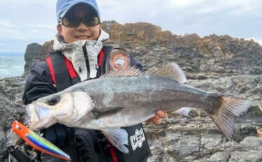 磯でのルアー釣りで本命ヒラスズキと対面成功！【和歌山】ルアー止めたタイ…