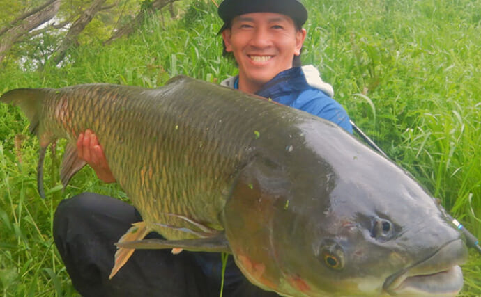 川辺の葉っぱをエサに121cmの大型魚が釣れた！ 元荒川のソウギョ釣りシーズンが開幕