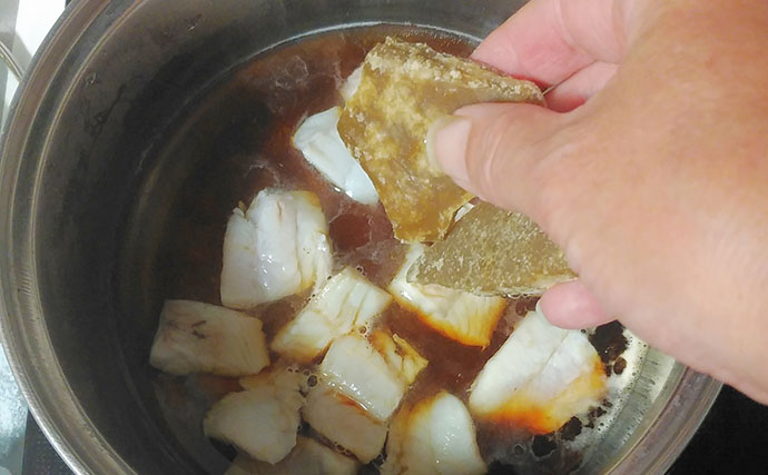 釣魚で作る「ご飯がすすむ」レシピ：角切りマダイの黒糖煮　新生姜がアクセント
