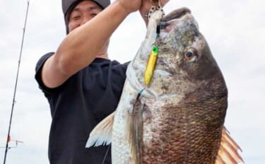 ウルトラ級の特大マダイ91cmが浮上！ジグにヒット【沖釣り釣果速報11…