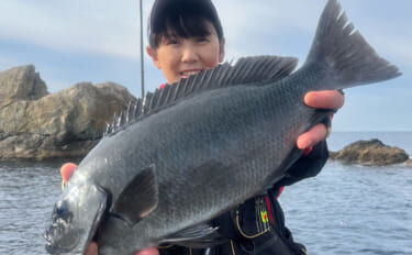 深島の磯で40cm超え良型クロが連発！ 潮変わりにはオオモンハタも登場…