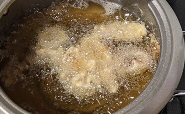 魚介類の揚げ物は美味しいけど油跳ねがち！ 破裂防止対策と飛び散った油の処理について解説！