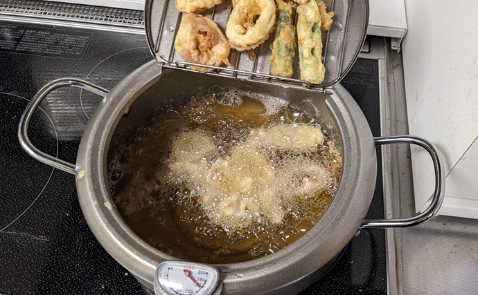 魚介類の揚げ物は美味しいけど油跳ねがち！ 破裂防止対策と飛び散った油の処理について解説！