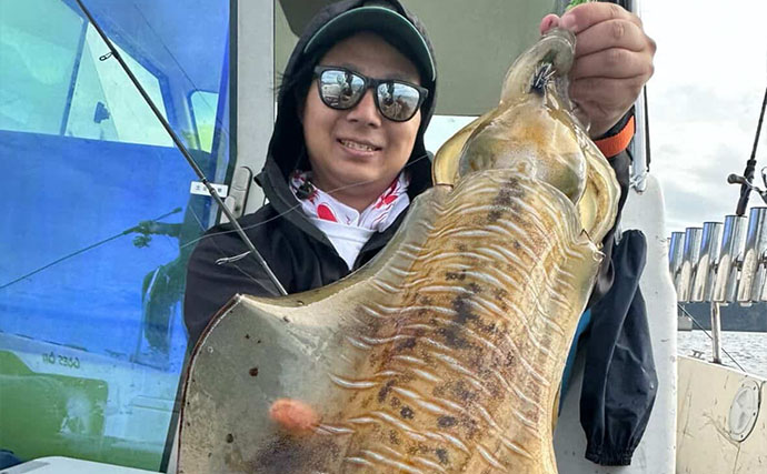 佐世保沖で2kgアオリ浮上！【長崎】ボートエギングで春の大型イカを攻略