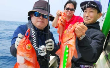 遠州沖のキンメジギングで良型が続々ヒット！【太考丸・静岡】珍ゲストにイ…