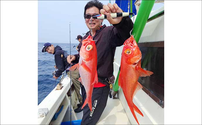遠州沖のキンメジギングで良型が続々ヒット！【太考丸・静岡】珍ゲストにイカも顔見せ