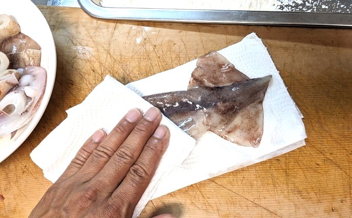 魚介類の揚げ物は美味しいけど油跳ねがち！ 破裂防止対策と飛び散った油の処理について解説！