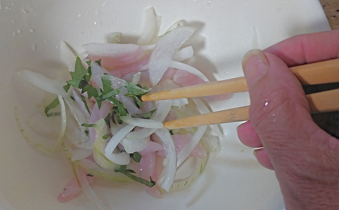 「夏のあっさり」レシピ：セイゴの香味野菜和え　シャキシャキ野菜がアクセント