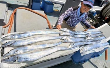 テンヤタチウオ釣りで指5本級を含み13匹【忠栄丸・愛知】朝イチに時合い…