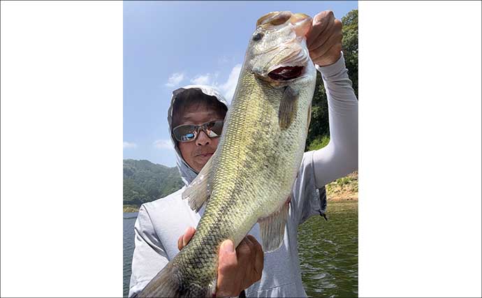 高山ダムでのボートフィッシングで50cm「ランカー」ブラックバス浮上！