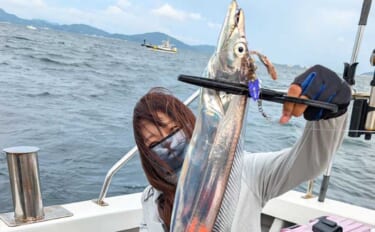 博多湾の夏の風物詩タチウオ釣りで良型続々！　ジグとテンヤで「つ抜け」達…
