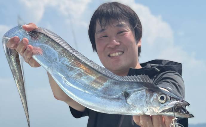 船中唯一のテンヤ釣りで船中最大115cmタチウオ手中！【米元釣船店】東京湾タチウオ釣りで21尾と好釣果