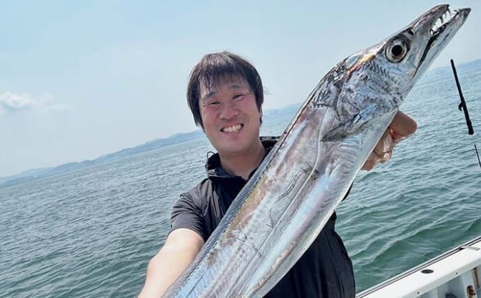 船中唯一のテンヤ釣りで船中最大115cmタチウオ手中！【米元釣船店】東京湾タチウオ釣りで21尾と好釣果