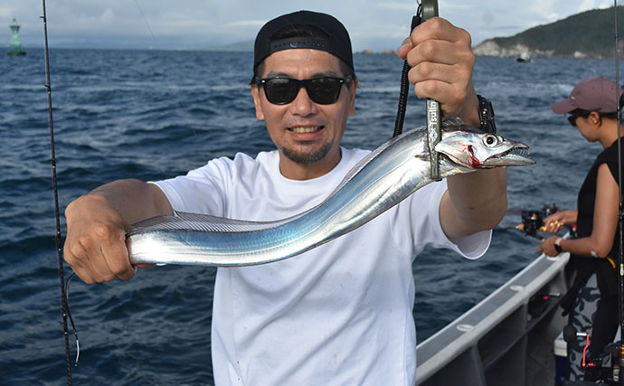 伊良湖沖テンヤタチウオ釣りで指4〜5本級中心にトップ25匹と絶好調！【忠栄丸】