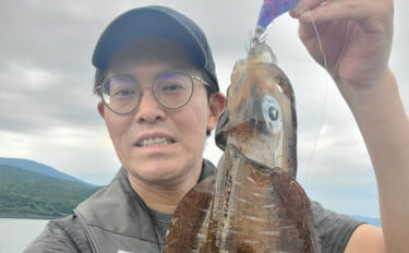 秋イカ狙いエギングでまさかの「キロアップ」登場！300g級から一転ドラグ鳴り響く【長崎・平戸】