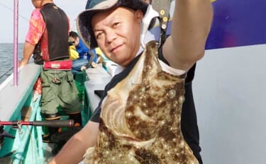 父娘でヒラメ釣りに挑戦！娘が8尾でまさかの竿頭＆父も6尾をキャッチ【忍…