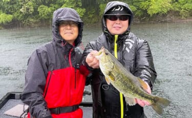 ヒロ内藤氏が芦ノ湖で"大物"をキャッチ？　ライブウェルを開けると巨大ス…