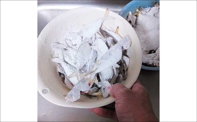 釣魚で作る「冷食」レシピ：冷凍豆アジ唐揚げ　粉付けて冷凍するだけ